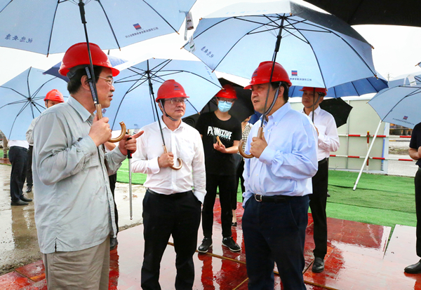 省人大常委會(huì)黨組副書(shū)記、副主任李衛(wèi)寧（右一）調(diào)研浙能樂(lè)清電廠(chǎng)三期項(xiàng)目。 樓瑋瑤 攝.jpg