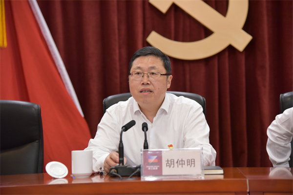 集團(tuán)黨委書(shū)記、董事長(zhǎng)胡仲明上專(zhuān)題黨課。 祝益軍 攝.jpg