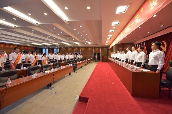 全場(chǎng)起立，奏唱國(guó)歌。 祝益軍 攝.jpg