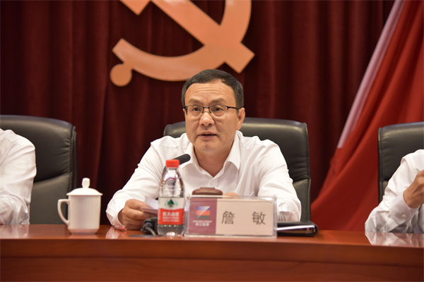 集團(tuán)黨委副書(shū)記、總經(jīng)理詹敏宣讀表彰文件。 祝益軍 攝.jpg