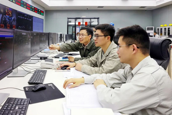 5x-浙能樂清發(fā)電公司技術(shù)人員緊盯5號(hào)機(jī)組操作界面，高效執(zhí)行指令，為機(jī)組安全運(yùn)行保駕護(hù)航。陳清瑜 攝.jpg