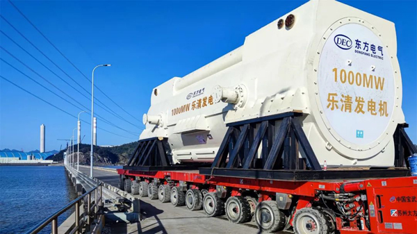3x-浙能樂清發(fā)電廠 5號(hào)機(jī)組重達(dá)409噸發(fā)電機(jī)定子從碼頭運(yùn)輸施工現(xiàn)場(chǎng)場(chǎng)景。張立忠  攝.jpg